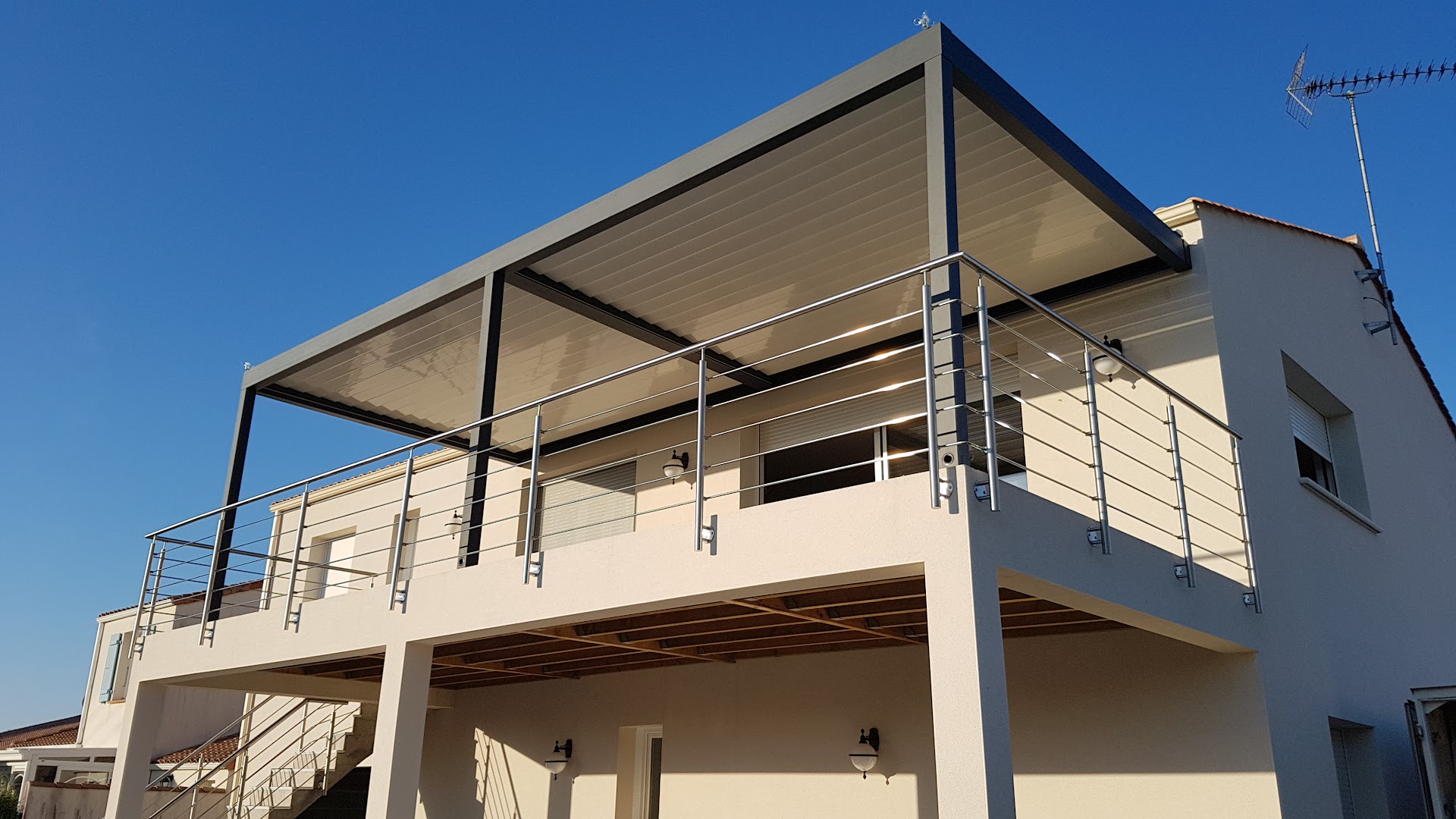 Pergola bioclimatique et garde-corps — réalisation Menuiserie Dambron